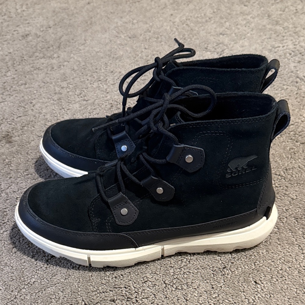 Sorel Women's Explorer II Joan short bootie size 9